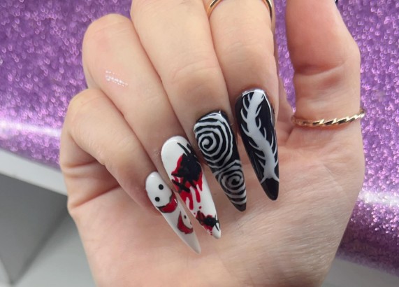 Nail art gótico blanco y negro con detalle de sangre