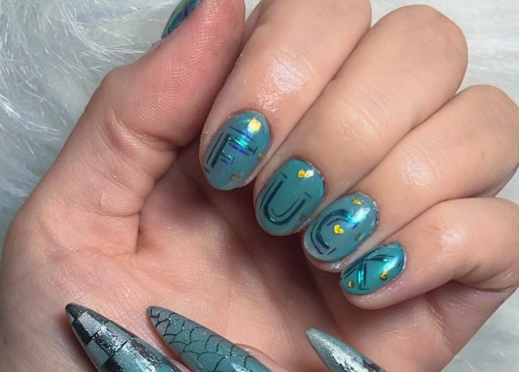 Nail art efecto piel de serpiente en tonos turquesa