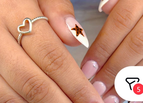Diseño delicado con acento de corazón y estrella