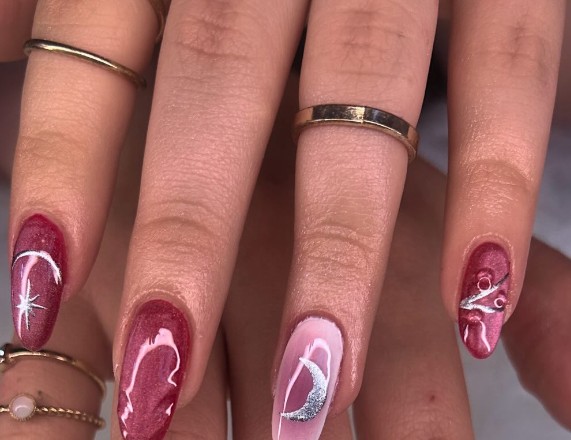 Nail art bordó con brillos y luna en plateado