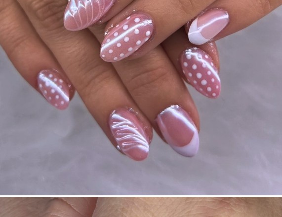 Diseño de lunares blancos sobre base rosa nude