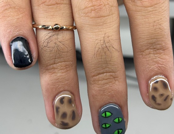 Nail art leopardo con ojos de gato en verde neón